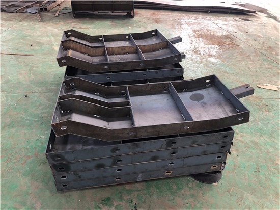 1590980241939168.jpg 防撞墙模具4.jpg