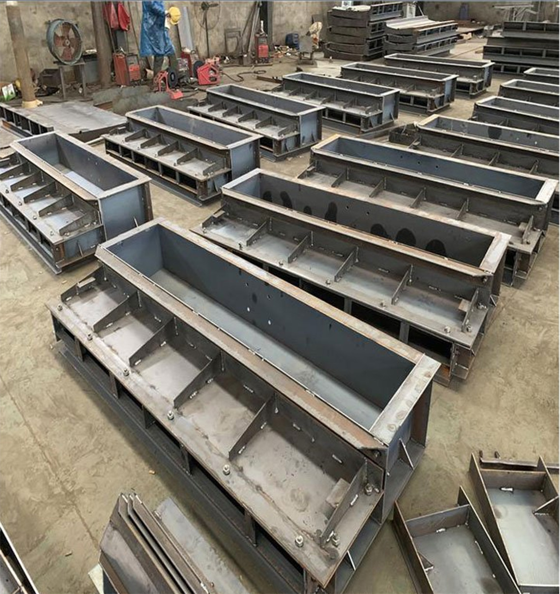 1633316878849207.jpg 遮板钢模具.jpg